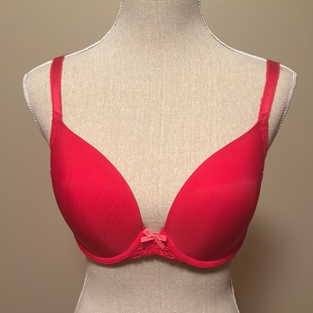 Victoria’s Secret Bold Red Plunge Bra with Seamless Design